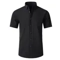 Dettaglio frontale di una camicia nera a maniche corte in tessuto elasticizzato per uomini - Taglia M / Top / Nero