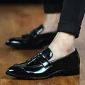 Mocassins à glands noirs classiques pour hommes avec une finition en cuir verni chic. - 38 / Noir