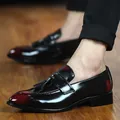 Mocassins à glands de style rétro britannique pour hommes avec pointe dégradé rouge - 38 / Bordeaux