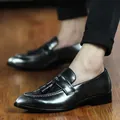 Mocassins vintage à glands pour hommes en gris foncé métallisé à bout pointu. - 38 / Argent