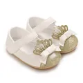 Detailansicht der weißen Baby-Prinzessinenschuhe mit goldener Krone und Schleife - Weiß