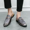 Élégantes mules scintillantes pour hommes avec finition métallique et mors argenté - 38 / Argent