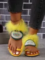 Nahaufnahme gelber flacher Sandalen mit flauschigem Fell und Perlenaugen-Verzierung - 36 / Gelb
