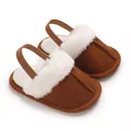 Detailaufnahme von braunen Babypantoffeln mit weißem Kunstfell und elastischem Band. - Braun