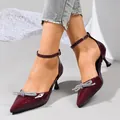 Eleganti décolleté bordeaux a punta con fiocco di strass scintillanti e cinturino alla caviglia - Rosso Vino Tacco Coperto