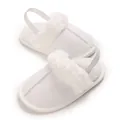 Dettaglio ravvicinato di pantofole bianche in peluche per neonati con bordo in pelliccia - Bianco