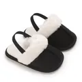 Detailansicht gemütlicher Baby-Winterschuhe mit weißem Kunstfell und schwarzen Gummibändern. - Schwarz