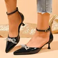 Scarpe con tacco a gattino a punta in vernice nera con fiocco di strass e cinturino - Nero Tacco Coperto