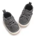 Chaussures de marche grises pour bébé avec semelle souple et bande velcro. - Gris