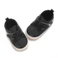 Vue de dessus de chaussures de marche antidérapantes noires pour bébés avec velcro - Noir