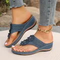 Sandales compensées bleues avec motifs floraux découpés au laser et semelles - 36 / Bleu