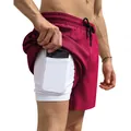 Detail van herensportshorts met een handige telefoonzak in de zachte binnenvoering - Rozerood