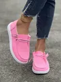 Primo piano di mocassini casual in velluto a coste rosa da donna con suole piatte bianche - Rosa