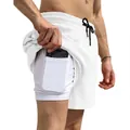 Detail van de witte 2-in-1 sportshort voor heren met ingebouwde telefoonzak op de voering. - Wit