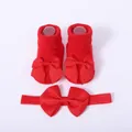 Vista detallada de los calcetines rojos para bebé y la diadema con lazo grande a juego. - S / 0-6 Meses (Longitud Suela 8cm) / Rojo