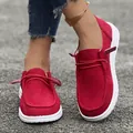 Gros plan de mocassins en velours rouge pour femmes avec semelles plates blanches et lacets - 36 / Rouge