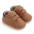 Gros plan de baskets pour bébé en similicuir marron avec double bande velcro, 0-1 an. - Brun Foncé