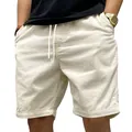 Detailaufnahme der schweren Cord-Shorts für Herren in Cremeweiß mit Kordelzug. - Aprikose