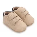 Vue détaillée de baskets pour bébé en daim beige avec double fermeture velcro pratique - Abricot