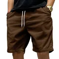 Detail der braunen Cord-Shorts mit weißem Kordelzug und schwerer Textur - Braun