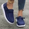 Vista dettagliata dei mocassini da donna blu navy a coste con suole bianche spesse. - Blu