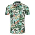 Detalle de camisa hawaiana para hombre con estampado floral tropical y hojas de monstera - Verde