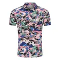 Vista detallada del vibrante estampado tropical de palmeras y veleros en la camisa - Rosa