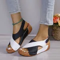 Damen Plateau-Römersandalen in Schwarz-Weiß mit Kreuzriemen und bequemen Keilabsatz. - Schwarz Weiß