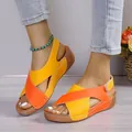 Bunte Damen Keilsandalen mit Überkreuz-Riemen und praktischem Klettverschluss. - Rot-Gelber Farbverlauf