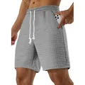 Dettaglio di pantaloncini waffle grigi da uomo con ampia tasca laterale per cellulare - Grigio chiaro