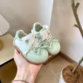 Gros plan de baskets vert menthe pour tout-petits avec semelles souples et lacets en ruban - Pointure 16 (Longueur Intérieure 12,0 cm) / Vert
