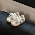 Gedetailleerde weergave van ademende baby sneakers met unieke grafische patronen - Beige