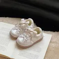 Chaussures de marche souples pour bébé blanc crème avec joli détail de nœud papillon - Taille 18 (Longueur Intérieure 13cm) / Beige (Doublé Polaire)
