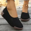 Mocasines planos negros casuales para mujer con patrón de flores caladas y diseño slip-on - Negro