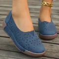 Mocasines azules retro con calados láser y suelas de plataforma marrón gruesas - Azul