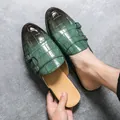 Ανδρικά mules από πράσινο δέρμα με ανάγλυφο κροκόδειλο και κομψές διπλές αγκράφες - 38 / Πράσινο