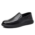 Mocassini da uomo in pelle nera caratterizzati da un comodo design slip-on e suola morbida - Nero di Stagione