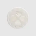 Detailansicht des Herz-Kleeblatt-Musters auf einem weißen Perlmuttschalenknopf - Weiß