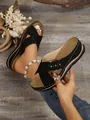 Dettaglio di sandali neri con zeppa ed elegante decorazione a fiori in strass - 36 / Nero