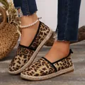 Flache Espadrilles für Damen mit Leopardenmuster, Strohsohle und schwarzer Borte. - Leopardenprint