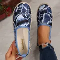 Lässige Damen-Espadrilles mit Denim-Print und geflochtener Stroh-Flachsohle - Denim-Blau