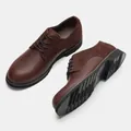 Vista dettagliata di scarpe da uomo in pelle marrone con texture mista e chiusura stringata nera - 39 / Marrone Scuro (KD6674)