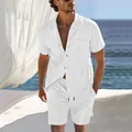 Vista dettagliata del set casual da uomo camicia a maniche corte e shorts bianchi - Bianco