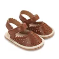 Détail de sandales de marche pour bébé marron avec motifs découpés au laser et bords festonnés - Marron