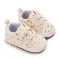 Detailansicht von cremefarbenen Babylauflernschuhen mit Kirschprint und Klettverschluss - Gebrochenes Weiß