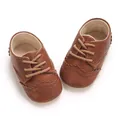 Vue détaillée de chaussures de marche pour bébé marron à semelle souple et style richelieu - Marron