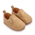 Detaillierte Ansicht brauner Baby-Lauflernschuhe mit feiner Stern- und Mondstickerei - Braun