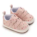 Detailansicht der rosa Baby-Lauflernschuhe mit Kirschmuster und weicher PU-Sohle - Rosa