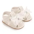 Detailopname van beige kanten babysandalen voor meisjes met een witte tule strikversiering - D-132A white flowers