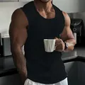 Gros plan d'un débardeur en maille côtelée noire sur un modèle masculin musclé - Noir